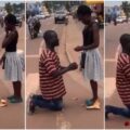 Netizens react to man who proposed to girlfriend by the roadside