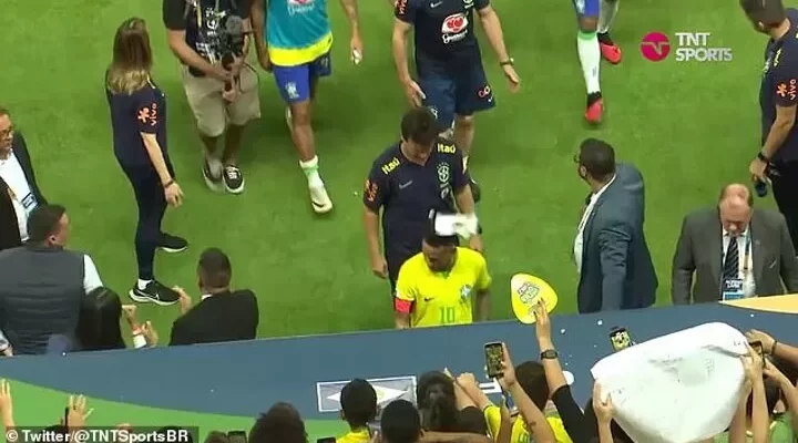 Neymar left salty as angry fan throws popcorn on his head:ikejabird.com
